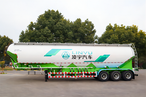 粉粒物料運(yùn)輸車的特點(diǎn)詳解！